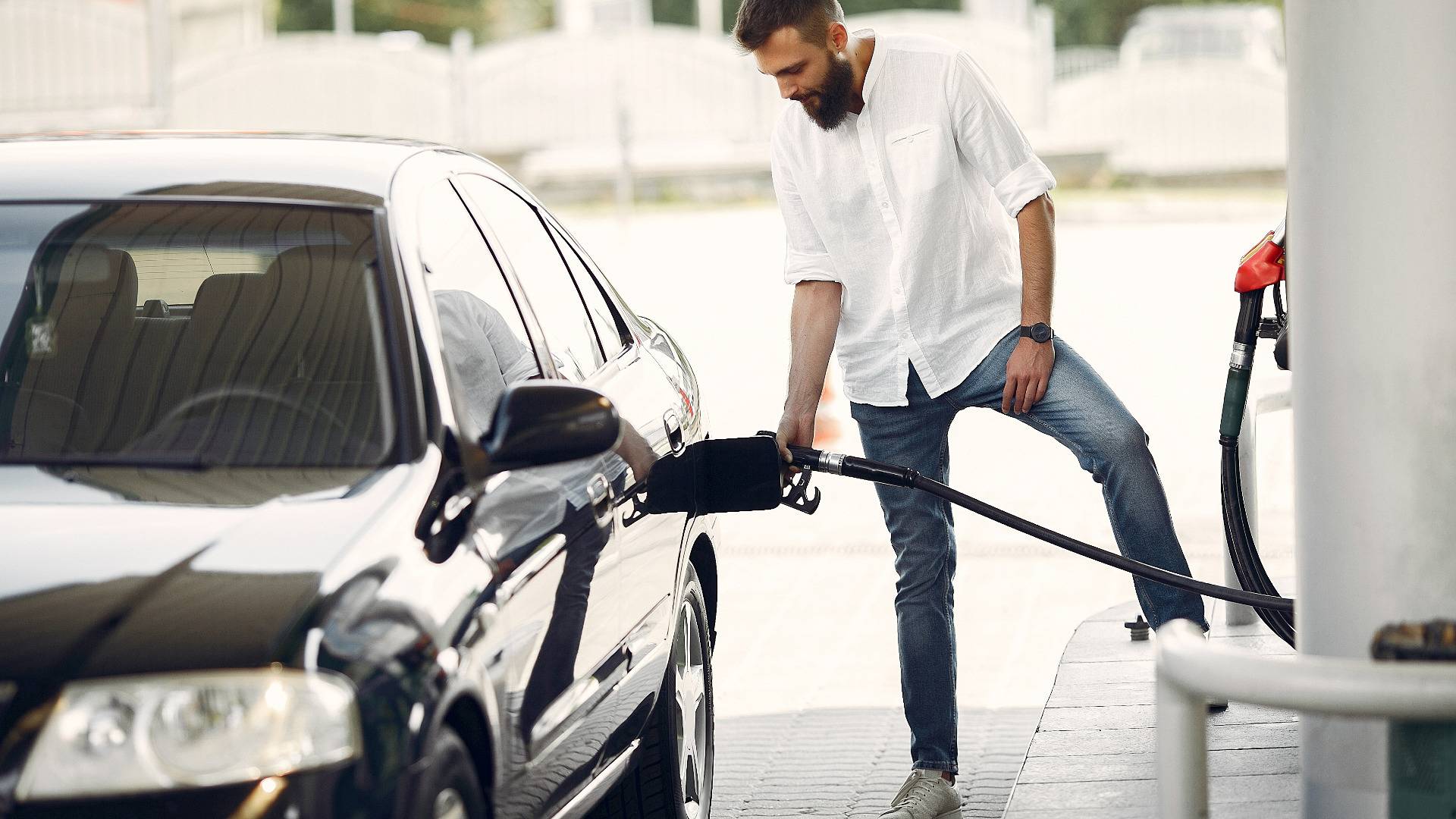 Audi A4 mittags teuer tanken an der nächsten Tankstelle